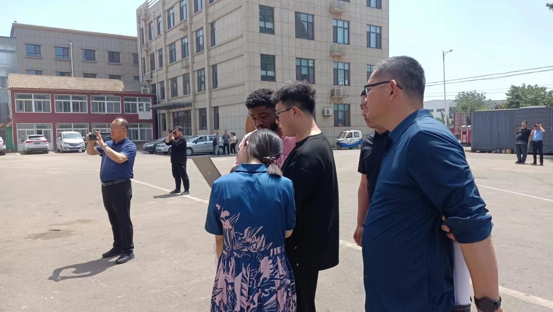 英国客户代表团与 ZNAQ 工程师在工厂场地对照定制塔机核对技术文件