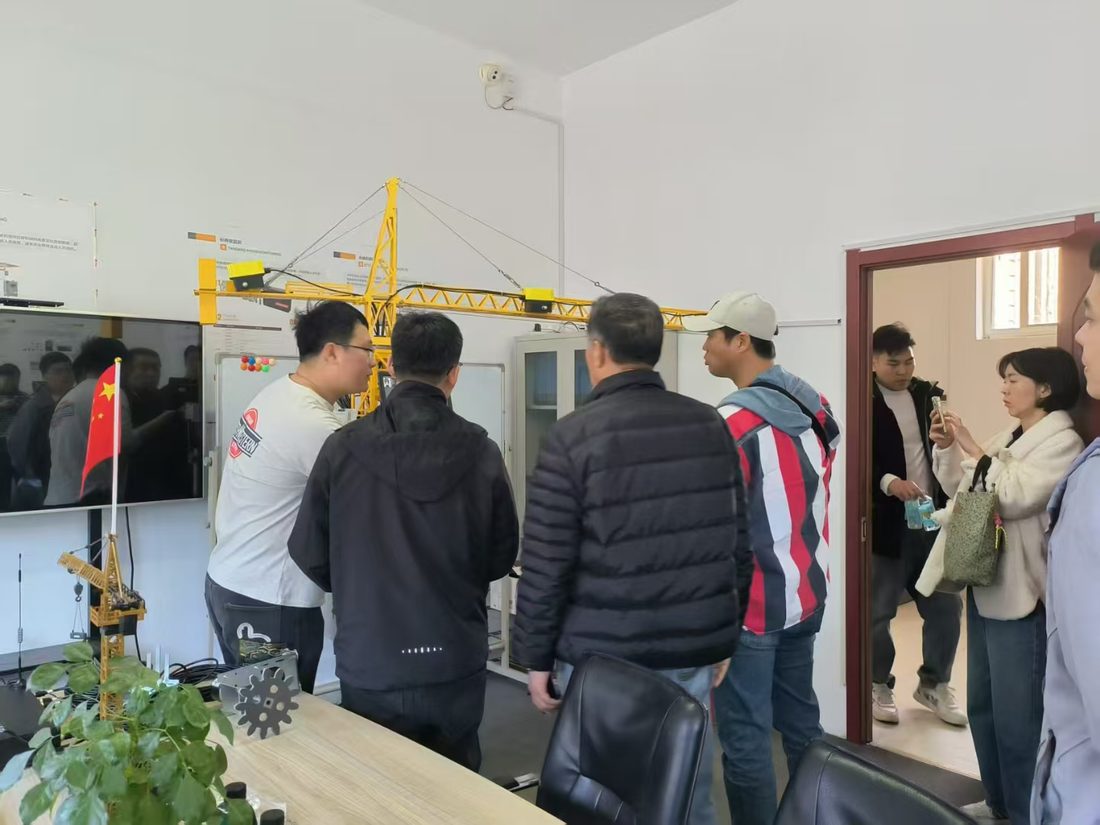 用于演示防碰撞报警逻辑的塔机比例模型